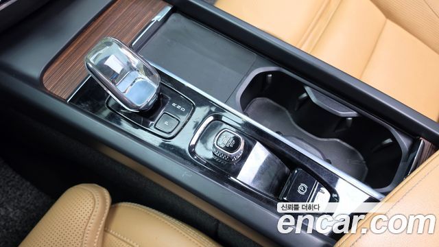 Volvo XC60 2023 — photo 12