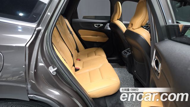 Volvo XC60 2023 — photo 17