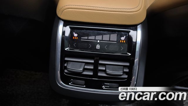 Volvo XC60 2023 — photo 24