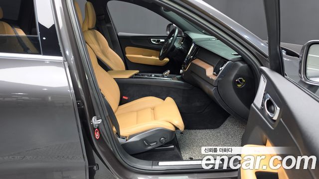 Volvo XC60 2023 — photo 16