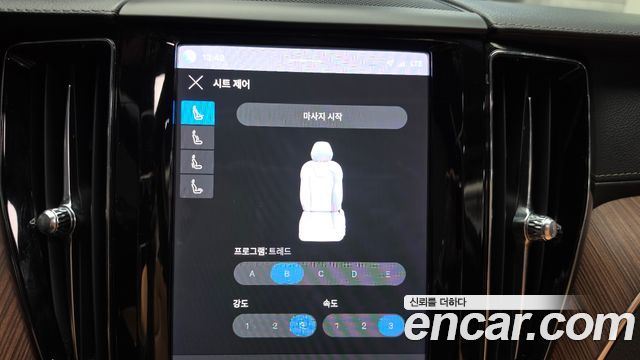 Volvo XC60 2023 — photo 27
