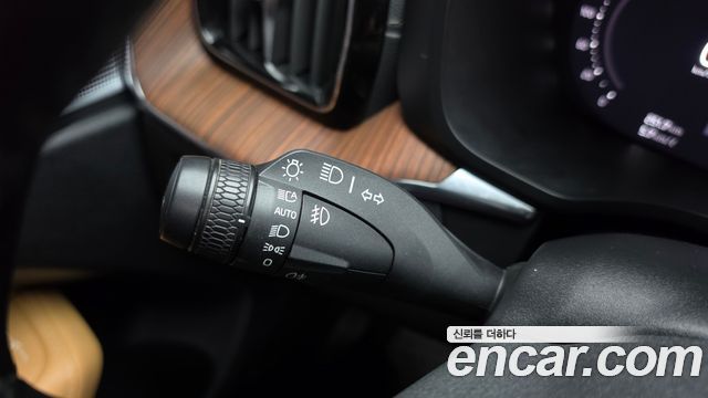 Volvo XC60 2023 — photo 35
