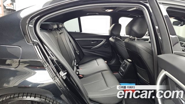 BMW 3-Series 2018 — photo 12