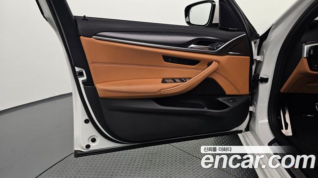 BMW 5-Series 2023 — photo 14