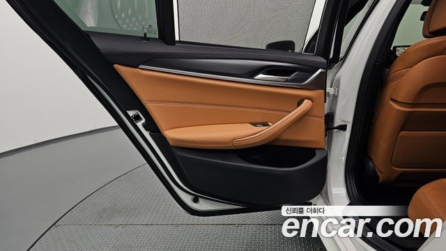 BMW 5-Series 2023 — photo 15