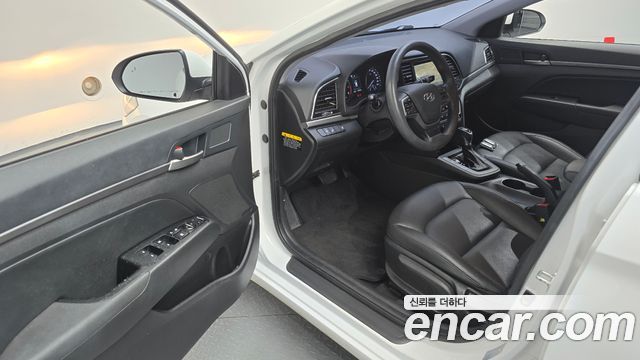Hyundai AVANTE 2018 — photo 13