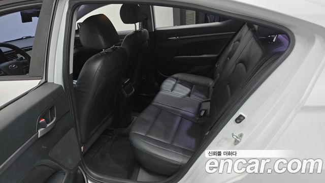 Hyundai AVANTE 2018 — photo 17