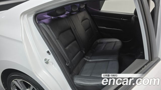 Hyundai AVANTE 2018 — photo 18