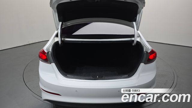 Hyundai AVANTE 2018 — photo 24