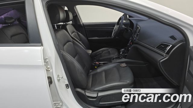 Hyundai AVANTE 2018 — photo 16