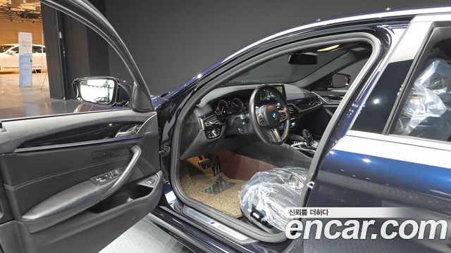 BMW 5-Series 2018 — photo 10