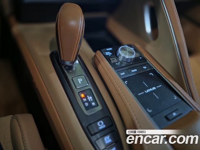 Lexus LC 2018 — photo 9