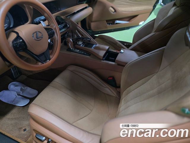 Lexus LC 2018 — photo 10