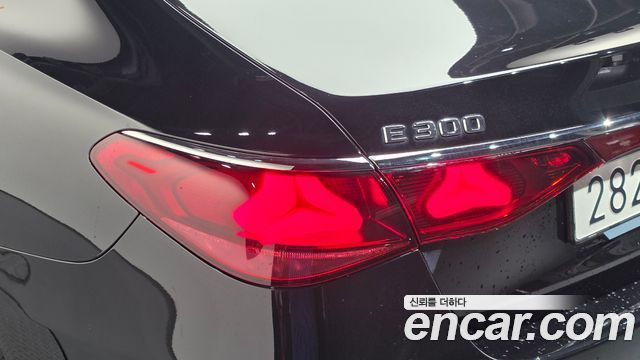 Mercedes-Benz E-Class 2025 — photo 9