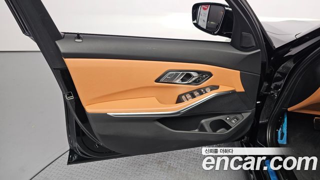 BMW 3-Series 2023 — photo 14