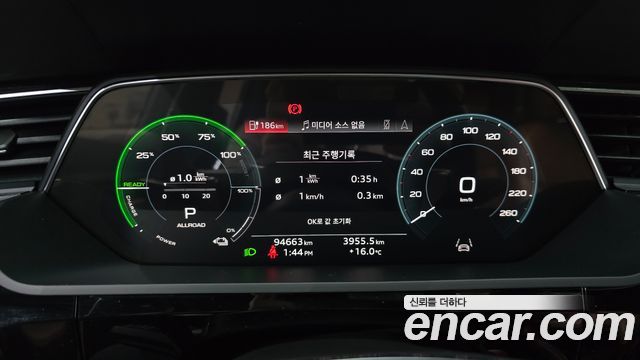 Audi e-tron 2022 — photo 11