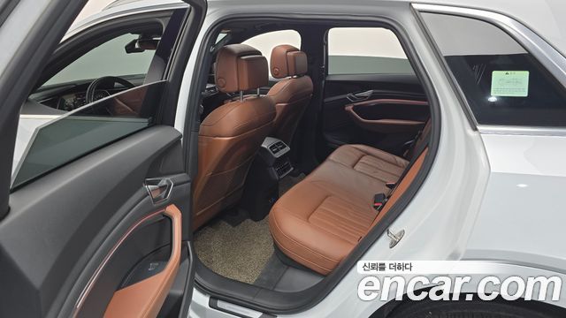 Audi e-tron 2022 — photo 17