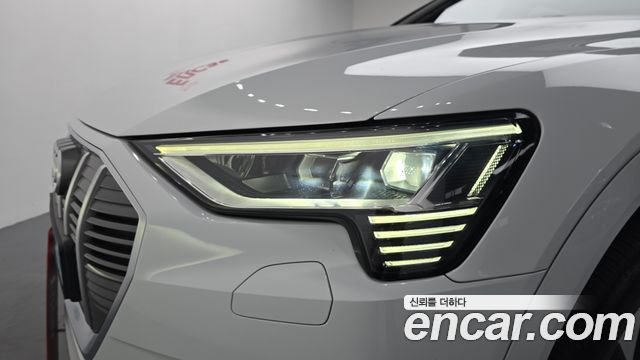 Audi e-tron 2022 — photo 8