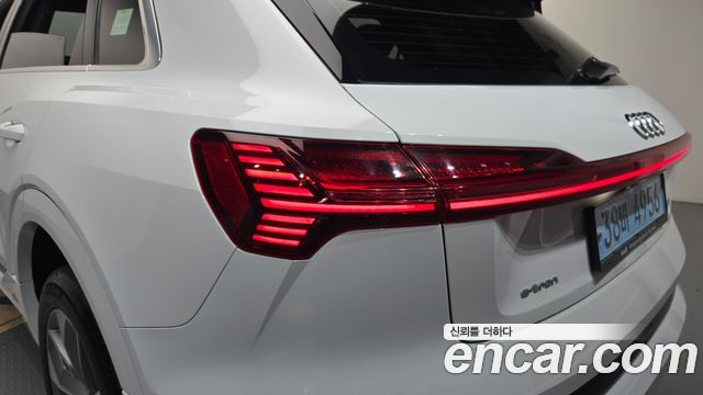 Audi e-tron 2022 — photo 9