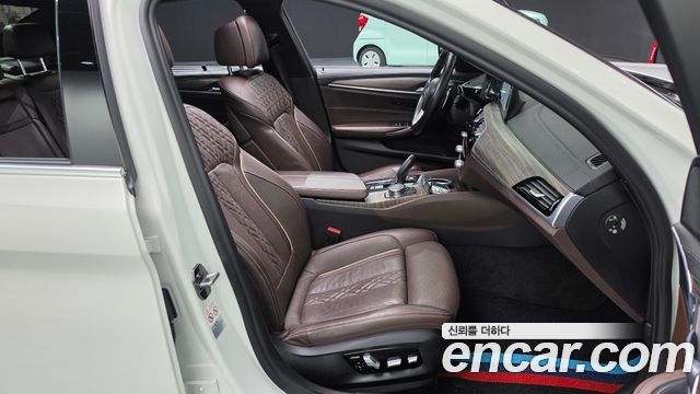BMW 5-Series 2018 — photo 10