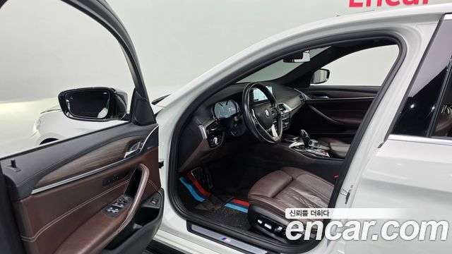 BMW 5-Series 2018 — photo 11