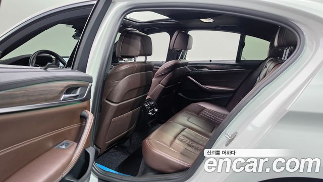 BMW 5-Series 2018 — photo 12