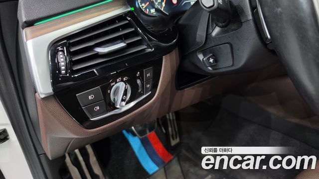 BMW 5-Series 2018 — photo 18
