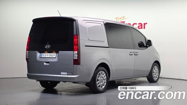 Hyundai Staria 2025 — photo 2