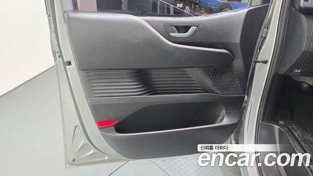 Hyundai Staria 2025 — photo 14