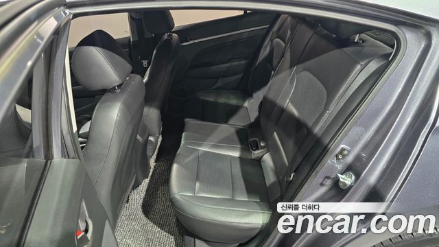 Hyundai AVANTE 2018 — photo 11
