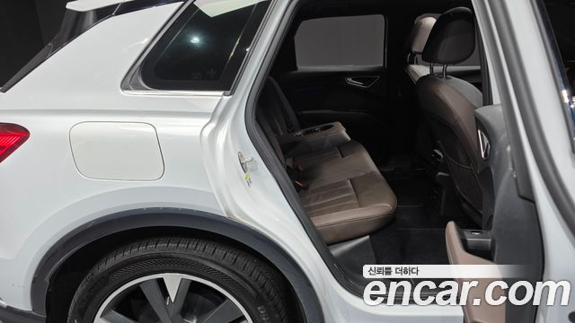 Audi Q4 e-tron 2023 — photo 17