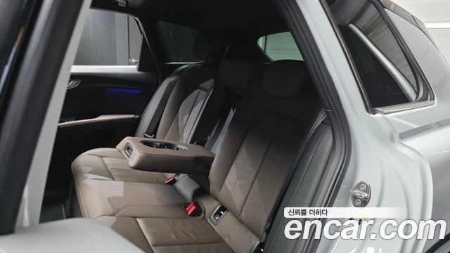 Audi Q4 e-tron 2023 — photo 18