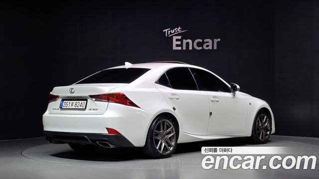 Lexus IS 2018 — photo 2