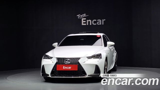 Lexus IS 2018 — photo 3