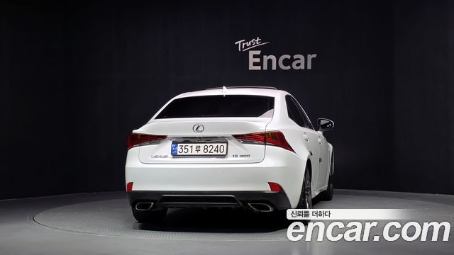 Lexus IS 2018 — photo 4