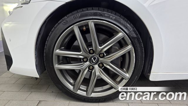Lexus IS 2018 — photo 5