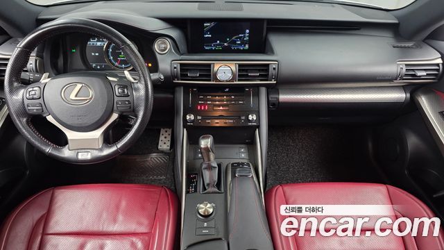 Lexus IS 2018 — photo 7