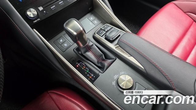 Lexus IS 2018 — photo 9