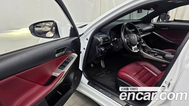 Lexus IS 2018 — photo 10