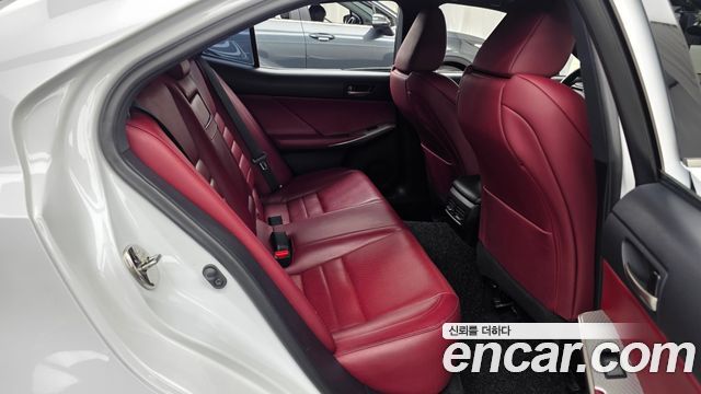 Lexus IS 2018 — photo 12