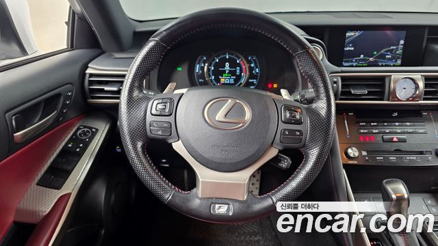 Lexus IS 2018 — photo 13
