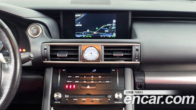 Lexus IS 2018 — photo 14
