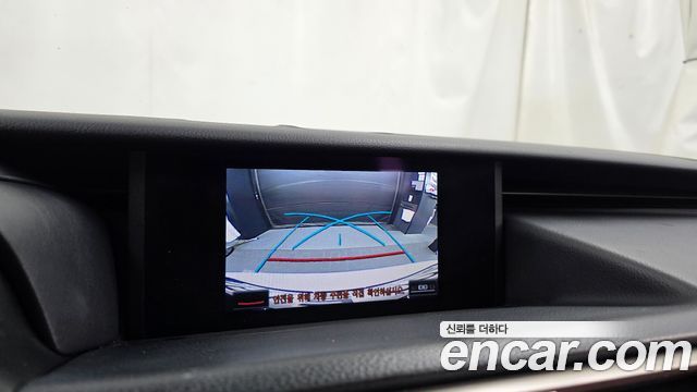 Lexus IS 2018 — photo 15