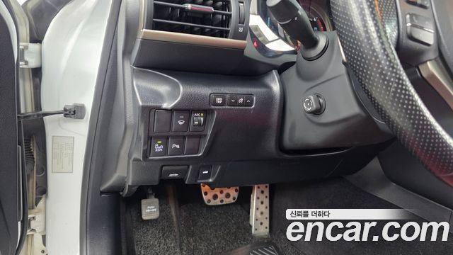 Lexus IS 2018 — photo 16