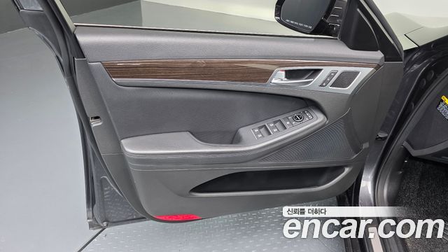 Genesis G80 2017 — photo 14