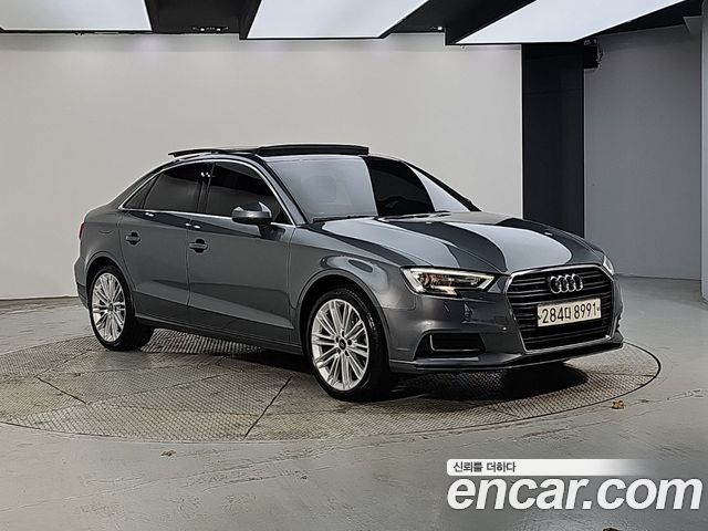 Audi A3 2018 — photo 2