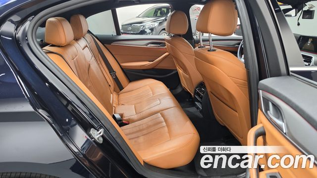 BMW 5-Series 2018 — photo 17