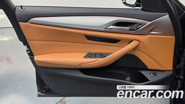 BMW 5-Series 2018 — photo 14