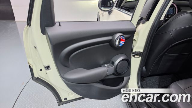 Mini Cooper 2020 — photo 15