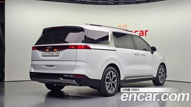 Kia Canival 2023 — photo 2